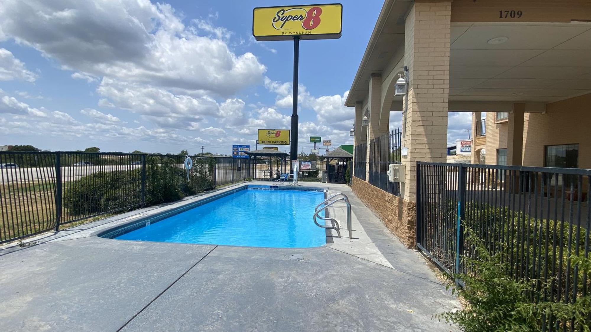 Super 8 By Wyndham Decatur Texas Hotel Exterior foto